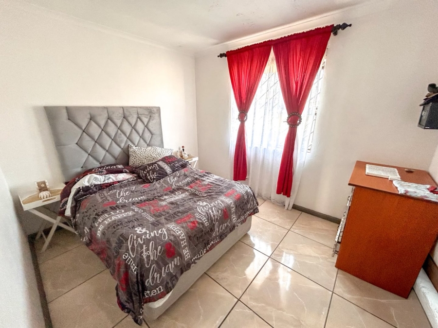 2 Bedroom Property for Sale in Lentegeur Western Cape